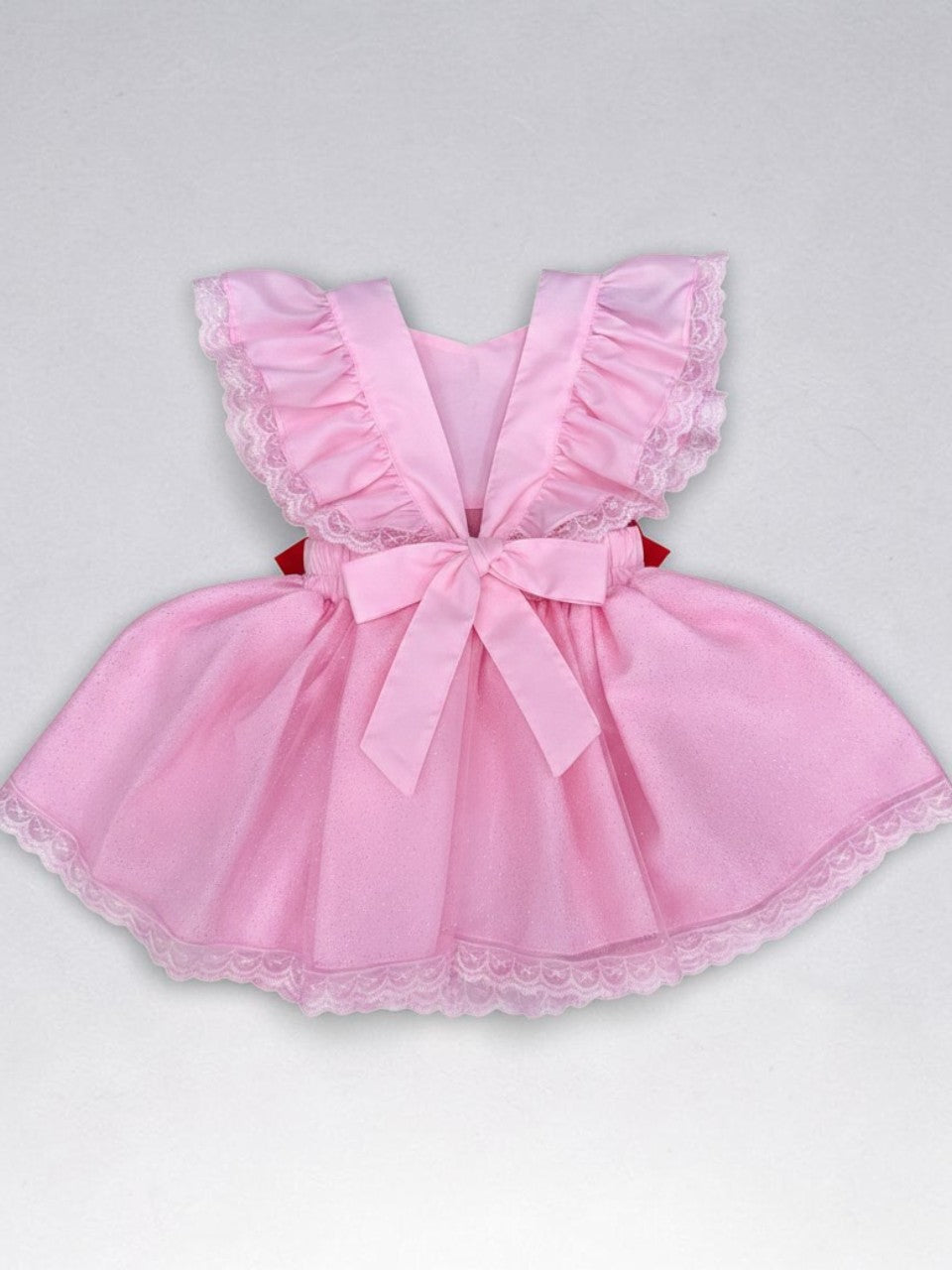 Vestido romper rosa Flor e Pipoquinha com tule, brilho, laço nas costas e tiara combinando sobre fundo de pelúcia.