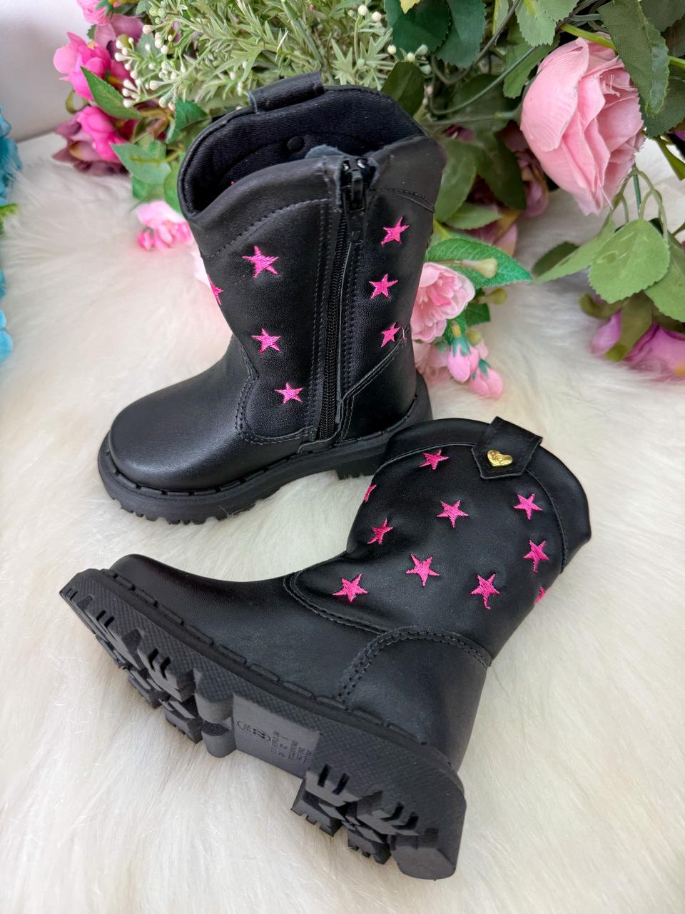 Bota Nilqi Manu Preta Estrela Pink Modelo 2 (BTNLQPRTMDL2)